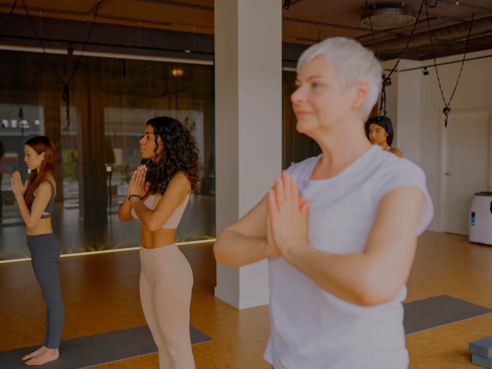 Pratique de Hatha Yoga en groupe, en studio lumineux