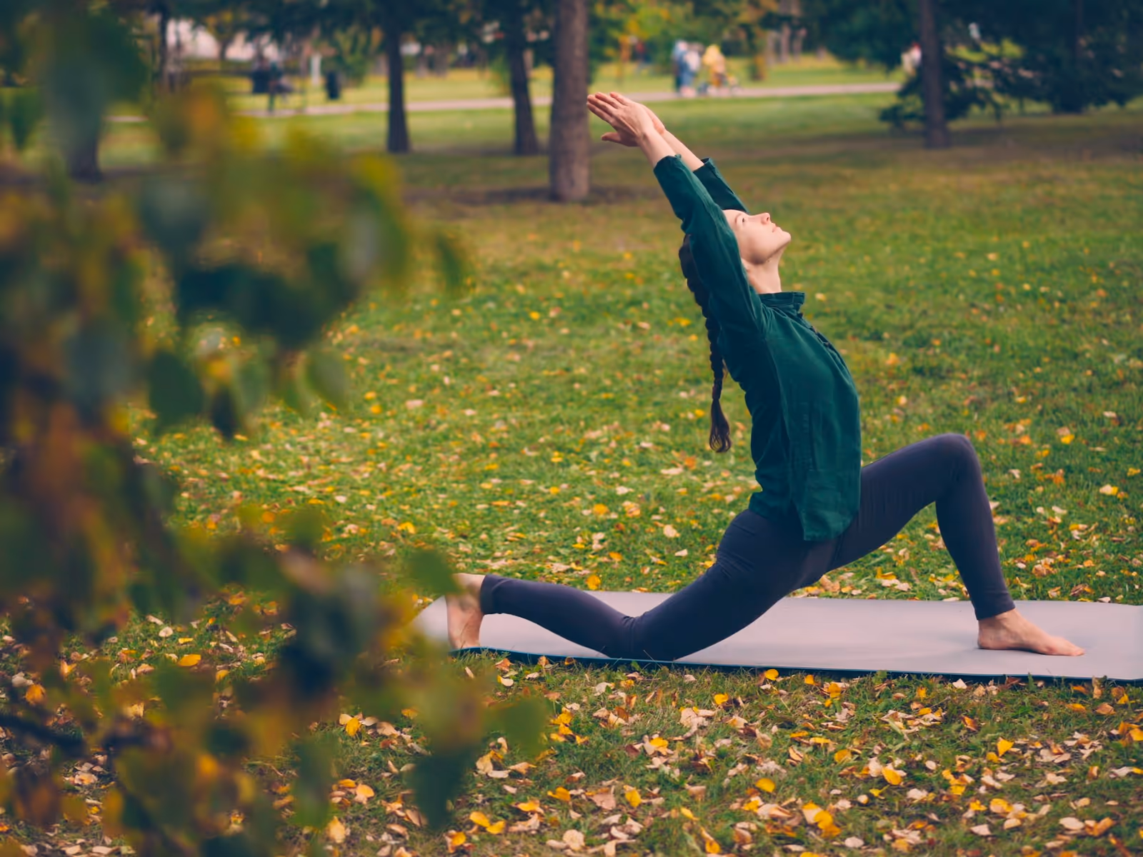 Posture de yoga en extérieur, dans un parc en automne