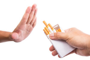 Une main indique qu'elle refuse une cigarette